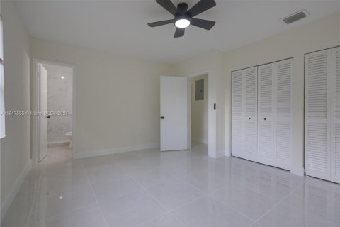 House in Cutler Bay, Florida 4 bedrooms, 155.24 sq.m. № 1330399 - photo 15