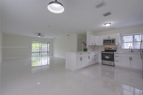 Casa en venta en Cutler Bay, Florida, 4 dormitorios, 155.24 m2 № 1330399 - foto 13