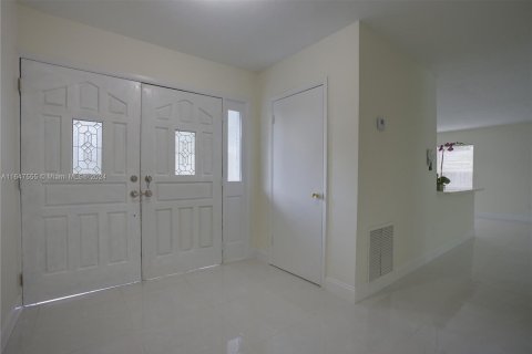 House in Cutler Bay, Florida 4 bedrooms, 155.24 sq.m. № 1330399 - photo 4