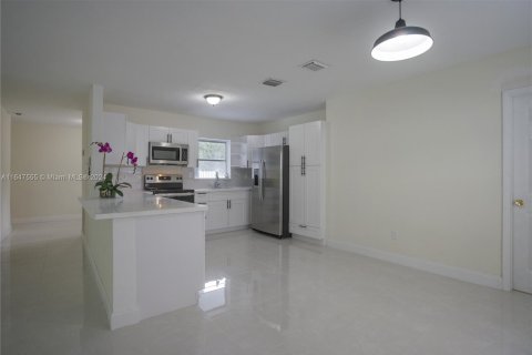 House in Cutler Bay, Florida 4 bedrooms, 155.24 sq.m. № 1330399 - photo 12