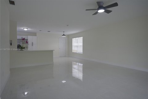 House in Cutler Bay, Florida 4 bedrooms, 155.24 sq.m. № 1330399 - photo 10