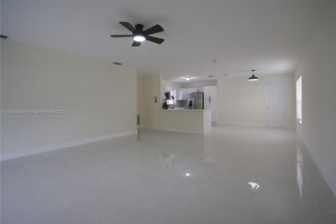 House in Cutler Bay, Florida 4 bedrooms, 155.24 sq.m. № 1330399 - photo 9