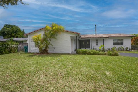 House in Cutler Bay, Florida 4 bedrooms, 155.24 sq.m. № 1330399 - photo 1