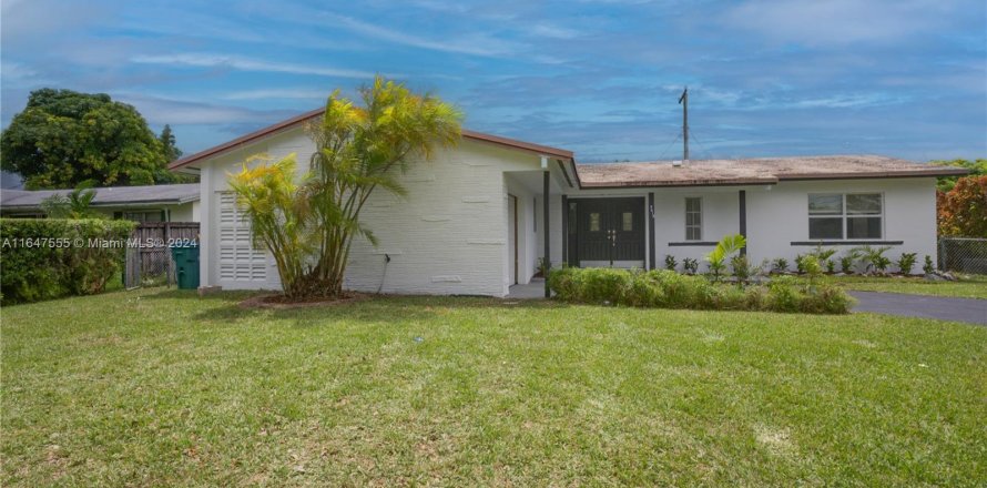 House in Cutler Bay, Florida 4 bedrooms, 155.24 sq.m. № 1330399