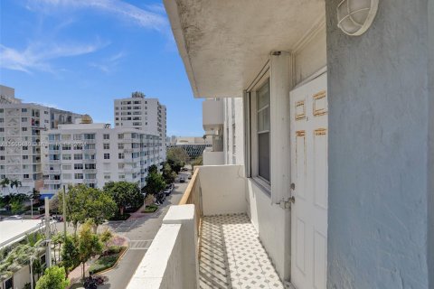 Condominio en venta en Miami Beach, Florida, 1 dormitorio, 78.5 m2 № 1076605 - foto 23