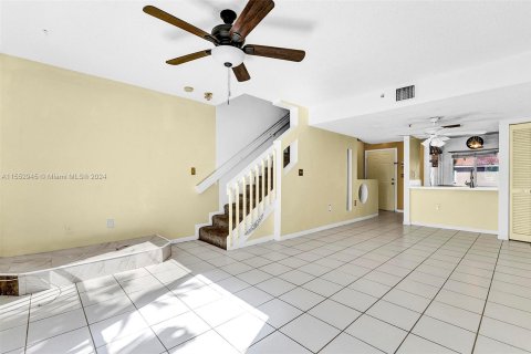 Townhouse in Weston, Florida 3 bedrooms, 117.34 sq.m. № 1074398 - photo 21
