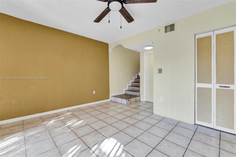 Townhouse in Weston, Florida 3 bedrooms, 117.34 sq.m. № 1074398 - photo 25