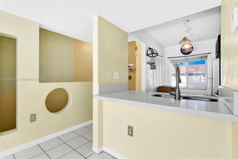 Townhouse in Weston, Florida 3 bedrooms, 117.34 sq.m. № 1074398 - photo 5