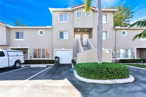 Townhouse in Weston, Florida 3 bedrooms, 117.34 sq.m. № 1074398 - photo 1
