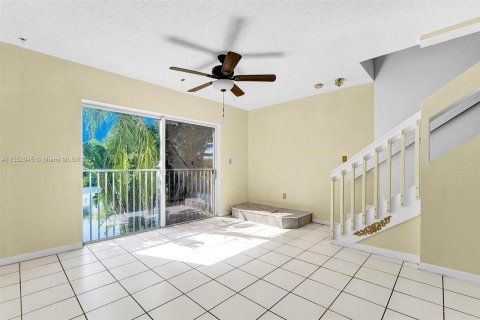 Townhouse in Weston, Florida 3 bedrooms, 117.34 sq.m. № 1074398 - photo 23