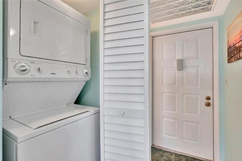Condo in Pembroke Pines, Florida, 1 bedroom  № 1047094 - photo 25