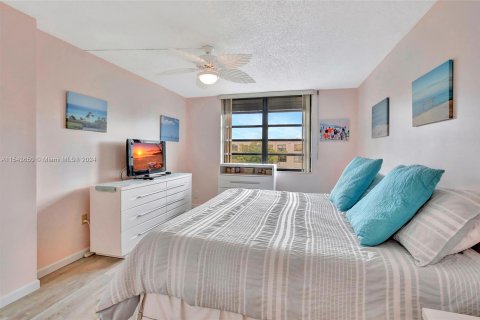 Condo in Pembroke Pines, Florida, 1 bedroom  № 1047094 - photo 18