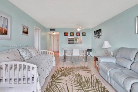 Condo in Pembroke Pines, Florida, 1 bedroom  № 1047094 - photo 13