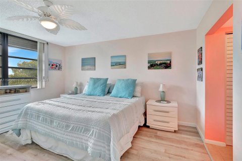 Condo in Pembroke Pines, Florida, 1 bedroom  № 1047094 - photo 15