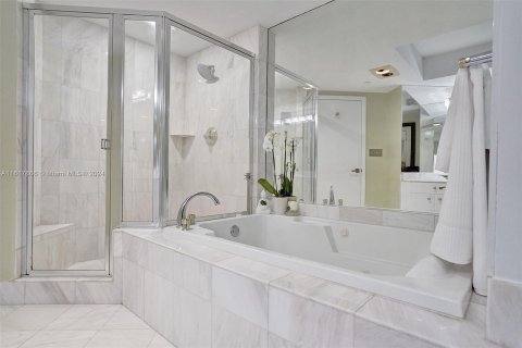 Condo in Aventura, Florida, 3 bedrooms in LANDMARK  № 1241371 - photo 15