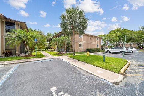 Condo in Tamarac, Florida, 2 bedrooms  № 1228493 - photo 10