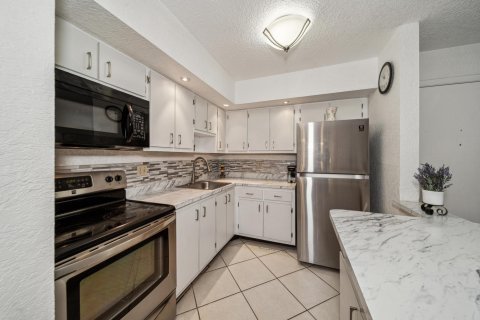 Condo in Tamarac, Florida, 2 bedrooms  № 1228493 - photo 29