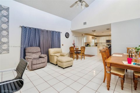 House in Coral Springs, Florida 4 bedrooms, 194.35 sq.m. № 1242210 - photo 7