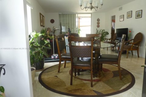 Condo in Sunrise, Florida, 2 bedrooms  № 1216921 - photo 12