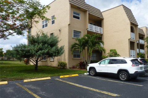 Condo in Sunrise, Florida, 2 bedrooms  № 1216921 - photo 1