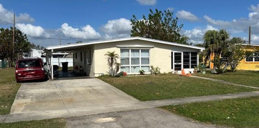 House in Port Charlotte, Florida 2 bedrooms, 79.06 sq.m. № 1430248