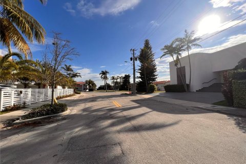 Casa en venta en North Bay Village, Florida, 3 dormitorios, 142.88 m2 № 1042937 - foto 5