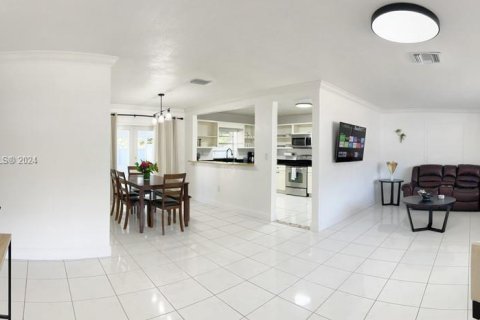 Villa ou maison à vendre à Miami Gardens, Floride: 3 chambres, 161.65 m2 № 1377585 - photo 2