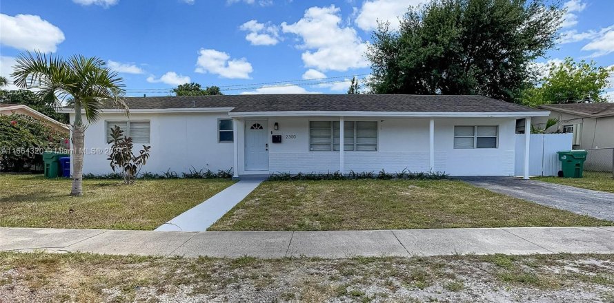 House in Miami Gardens, Florida 3 bedrooms, 161.65 sq.m. № 1377585