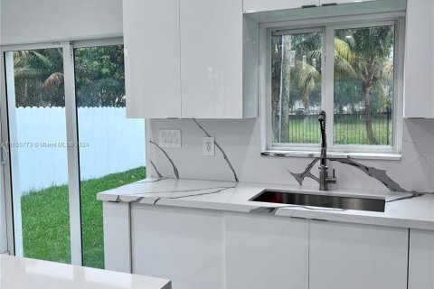 Immobilier commercial à vendre à Miami, Floride: 304.72 m2 № 1077266 - photo 9