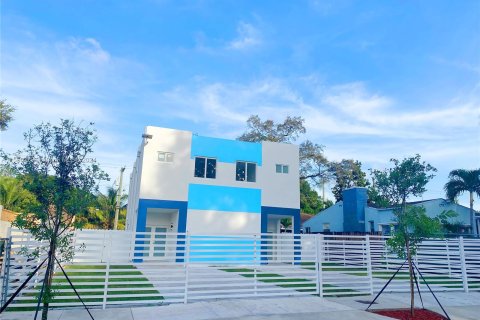 Immobilier commercial à vendre à Miami, Floride: 304.72 m2 № 1077266 - photo 1