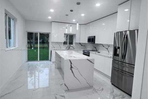 Immobilier commercial à vendre à Miami, Floride: 304.72 m2 № 1077266 - photo 3