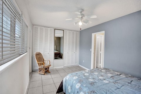 Condominio en venta en Hallandale Beach, Florida, 1 dormitorio, 68.1 m2 № 1040214 - foto 11