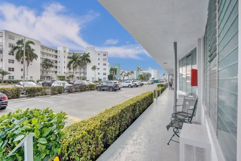 Condominio en venta en Hallandale Beach, Florida, 1 dormitorio, 68.1 m2 № 1040214 - foto 17