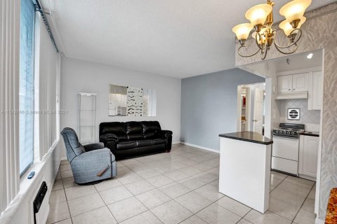 Condominio en venta en Hallandale Beach, Florida, 1 dormitorio, 68.1 m2 № 1040214 - foto 16