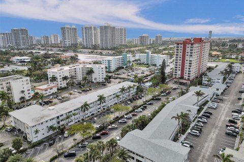 Condominio en venta en Hallandale Beach, Florida, 1 dormitorio, 68.1 m2 № 1040214 - foto 23