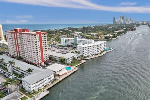 Condominio en venta en Hallandale Beach, Florida, 1 dormitorio, 68.1 m2 № 1040214 - foto 24