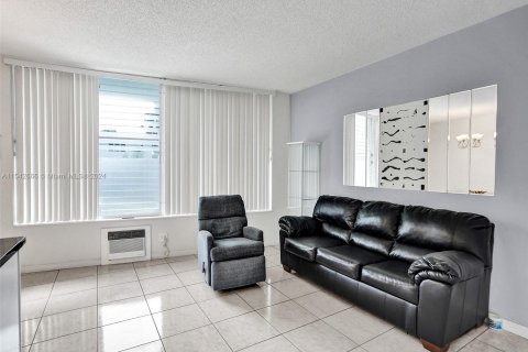 Condominio en venta en Hallandale Beach, Florida, 1 dormitorio, 68.1 m2 № 1040214 - foto 2