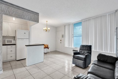 Condominio en venta en Hallandale Beach, Florida, 1 dormitorio, 68.1 m2 № 1040214 - foto 1