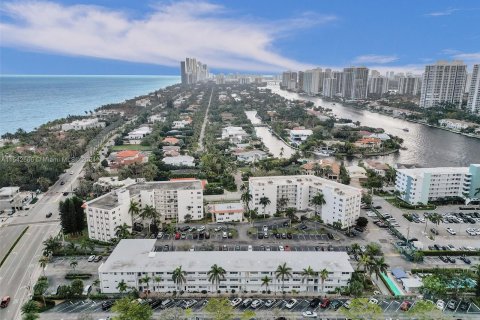 Condominio en venta en Hallandale Beach, Florida, 1 dormitorio, 68.1 m2 № 1040214 - foto 9