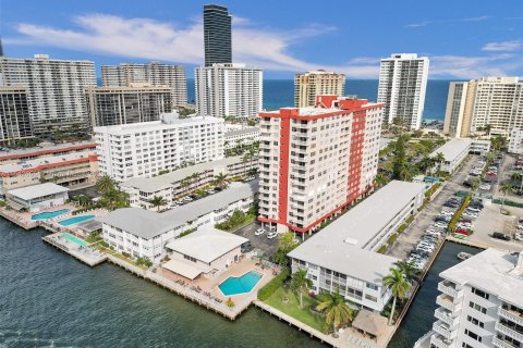 Condominio en venta en Hallandale Beach, Florida, 1 dormitorio, 68.1 m2 № 1040214 - foto 10