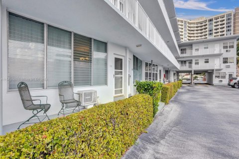 Condominio en venta en Hallandale Beach, Florida, 1 dormitorio, 68.1 m2 № 1040214 - foto 19