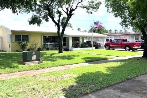 House in Plantation, Florida 3 bedrooms, 131.27 sq.m. № 1226664 - photo 1