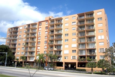 Condo in North Miami, Florida, 1 bedroom  № 1328008 - photo 1