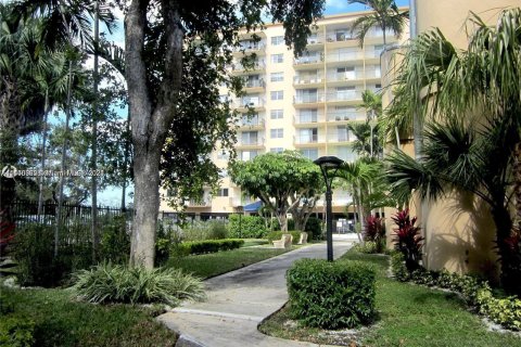 Condo in North Miami, Florida, 1 bedroom  № 1328008 - photo 4