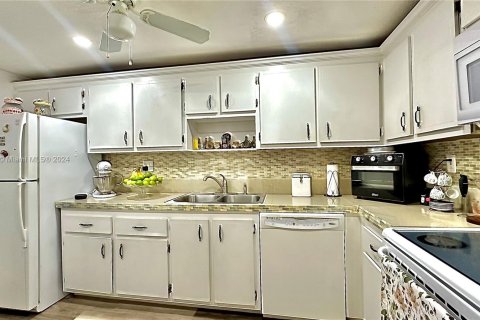 Condo in North Miami, Florida, 1 bedroom  № 1328008 - photo 12