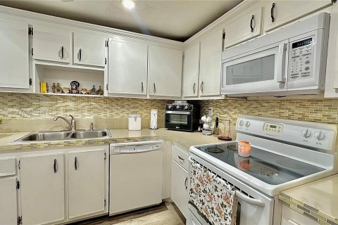 Condo in North Miami, Florida, 1 bedroom  № 1328008 - photo 13