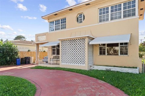 Villa ou maison à vendre à Surfside, Floride: 3 chambres, 161.37 m2 № 1216984 - photo 1