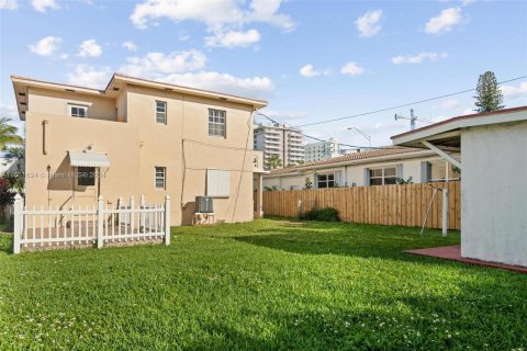 Villa ou maison à vendre à Surfside, Floride: 3 chambres, 161.37 m2 № 1216984 - photo 3