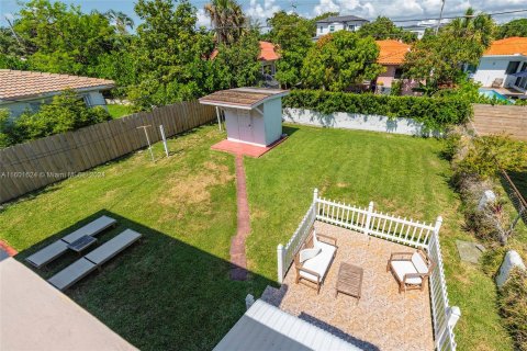 Villa ou maison à vendre à Surfside, Floride: 3 chambres, 161.37 m2 № 1216984 - photo 22