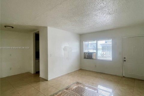 Casa en alquiler en Miami Beach, Florida, 1 dormitorio, 72 m2 № 1347794 - foto 4